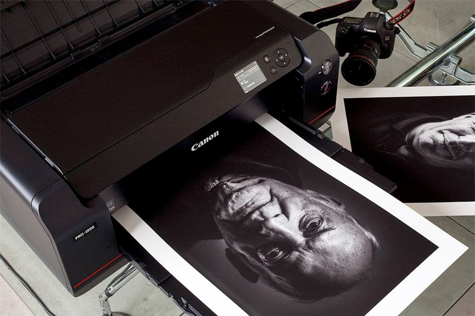 Печатает серым фоном. Принтер для фотопечати. Печать на принтере. Принтер на темном фоне. Принтер для печати фотографий.